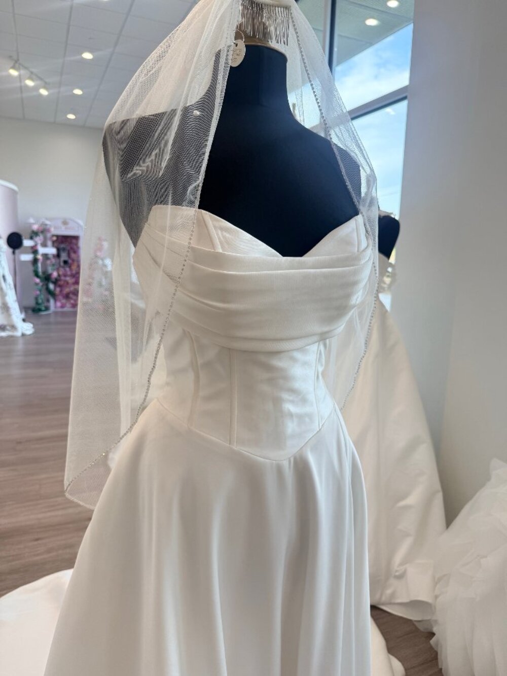 Sparkle Tulle Rhinestone Edge Fingertip Veil